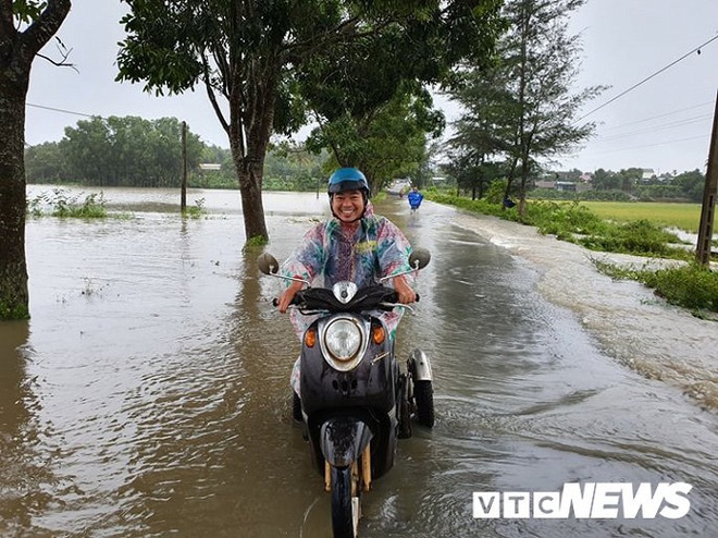 Đắk Lắk ngập nặng sau bão, 300 hộ dân di dời khẩn cấp, nguy cơ vỡ đập thủy lợi - Ảnh 3.