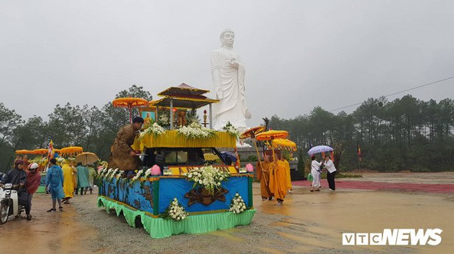 Dân Huế đội mưa tiễn đại lão hòa thượng Thích Trí Quang về nơi an nghỉ cuối cùng - Ảnh 2.