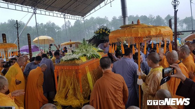 Dân Huế đội mưa tiễn đại lão hòa thượng Thích Trí Quang về nơi an nghỉ cuối cùng - Ảnh 4.