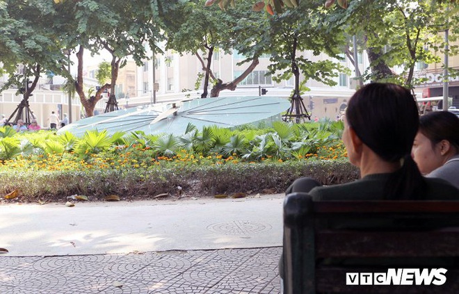 Cận cảnh chiếc đồng hồ Thụy Sĩ khổng lồ giá 20.000 USD nằm bất động bên Hồ Gươm - Ảnh 8.