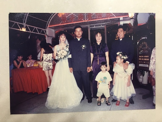 Đại gia thập niên 90 là đây: Chú rể cầu hôn bằng 7 phân vàng, chi 10 cây vàng tổ chức đám cưới, cô dâu thay 6 cái váy nhưng thân thế họ mới thật bất ngờ - Ảnh 10.