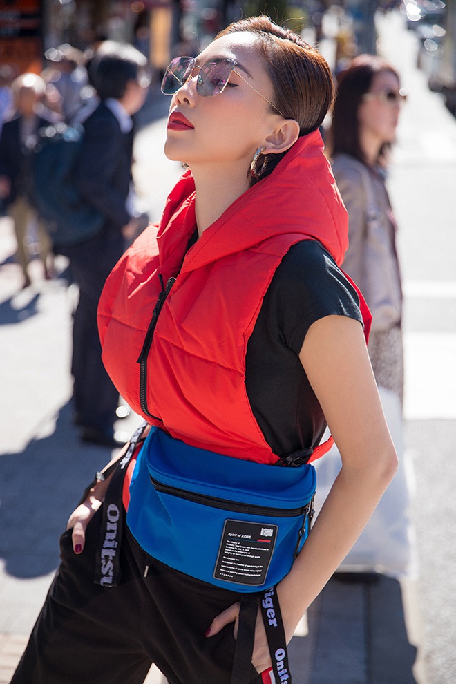 Tóc Tiên ăn vận cá tính, hào hứng chụp hình cùng khán giả hâm mộ tại Nhật Bản - Ảnh 1.