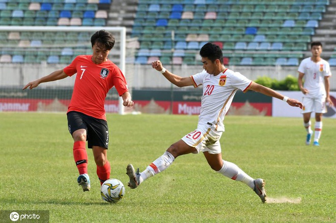 Báo Trung Quốc: Cứ mải mê nhập tịch cầu thủ thì 10 năm nữa cũng không có tương lai - Ảnh 3.