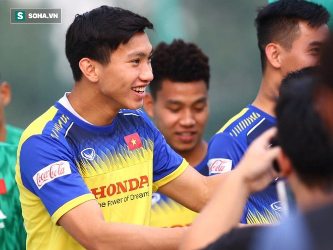 Công Phượng bắt cặp với Quang Hải trong buổi tập đầu; thầy Park tạm chia tay U22 Việt Nam - Ảnh 2.