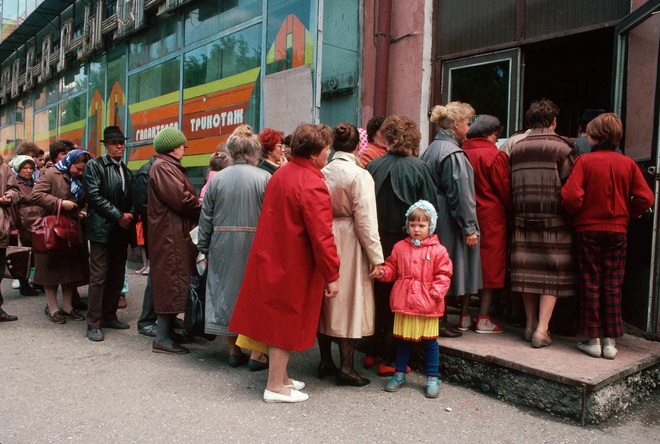 30 năm Bức tường Berlin sụp đổ: Gorbachev và kế hoạch bán CHDC Đức lấy viện trợ cứu cải tổ - Ảnh 4.