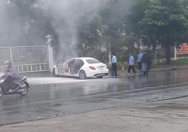 Xế sang Mercedes bốc cháy trên đường Hà Nội, cảnh sát đến dập lửa không thấy chủ nhân đâu - Ảnh 2.