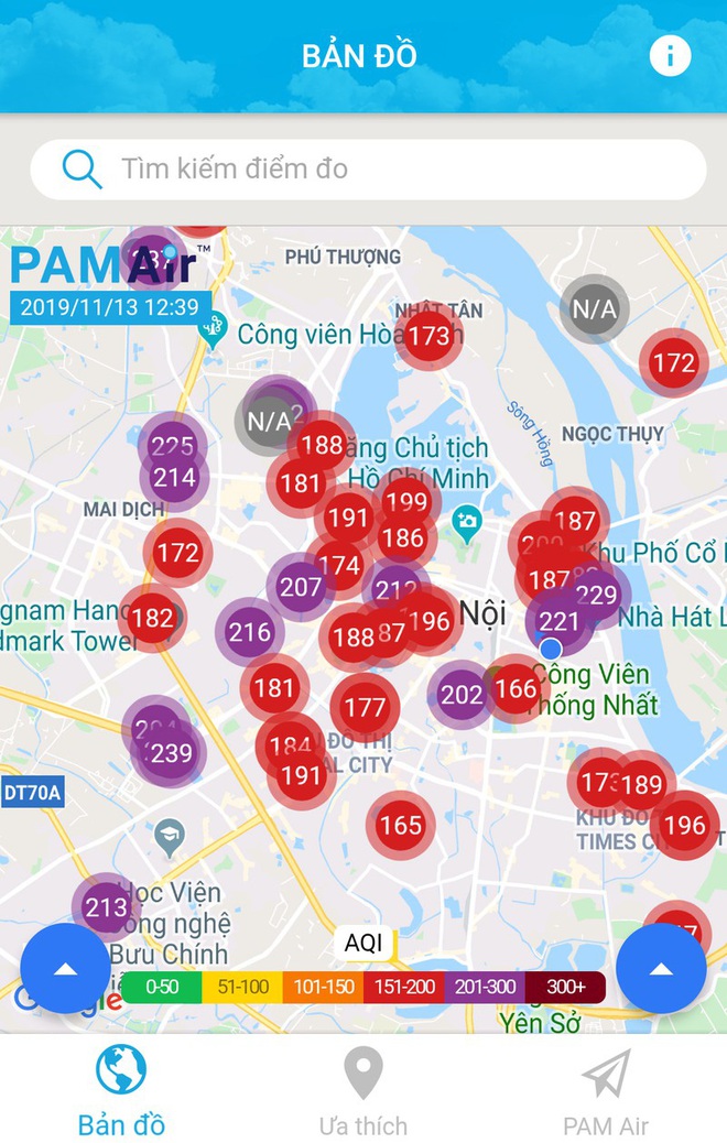 Phố phường Hà Nội chìm trong mịt mù sương, bụi dù vào giữa trưa - Ảnh 1.