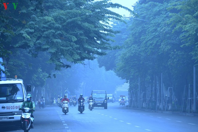 Phố phường Hà Nội chìm trong mịt mù sương, bụi dù vào giữa trưa - Ảnh 13.