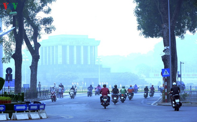 Phố phường Hà Nội chìm trong mịt mù sương, bụi dù vào giữa trưa - Ảnh 15.