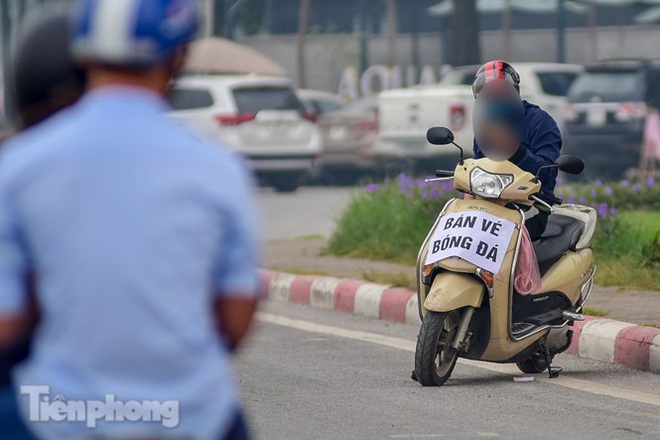 Trước trận Việt Nam - UAE: Chợ đen náo nhiệt, giá vé vẫn cao gấp 4 lần - Ảnh 10.