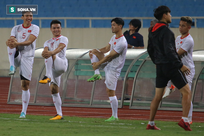 Công Phượng và tuyển Việt Nam rèn bài đặc sản, sẵn sàng chơi đòn hồi mã thương với UAE - Ảnh 1.