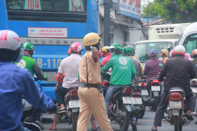 Hàng nghìn phương tiện chôn chân giữa trưa nắng, người dân cuốc bộ ra sân bay Tân Sơn Nhất - Ảnh 9.