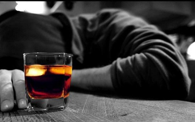 4 dấu hiệu cơ thể kêu cứu bạn nên ngừng uống rượu ngay để không phá hỏng nội tạng - Ảnh 1.
