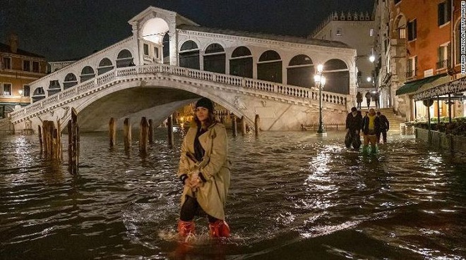 Ảnh: Venice ngập nặng kỷ lục 50 năm, tàu thuyền leo lên vỉa hè - Ảnh 4.