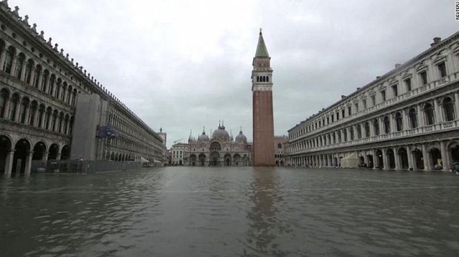 Ảnh: Venice ngập nặng kỷ lục 50 năm, tàu thuyền leo lên vỉa hè - Ảnh 5.
