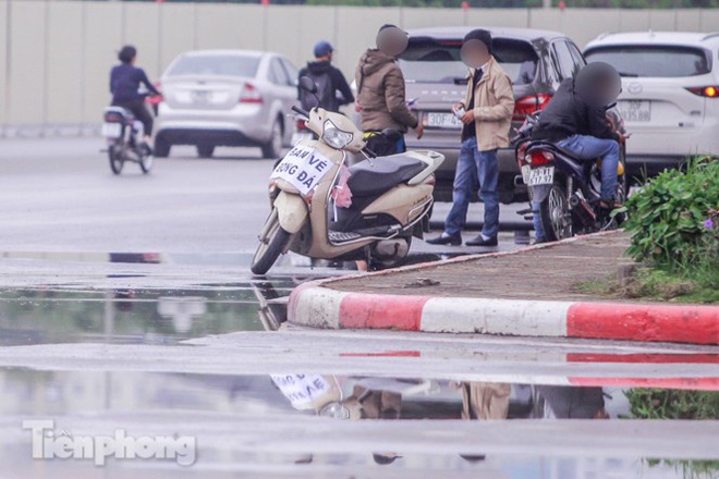 Mưa lạnh bất ngờ, phe vé trận Việt Nam - UAE lo sốt vó - Ảnh 6.