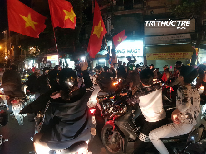 Đang đi bão ăn mừng chiến thắng của ĐT Việt Nam, xe máy của nam thanh niên bốc cháy - Ảnh 2.