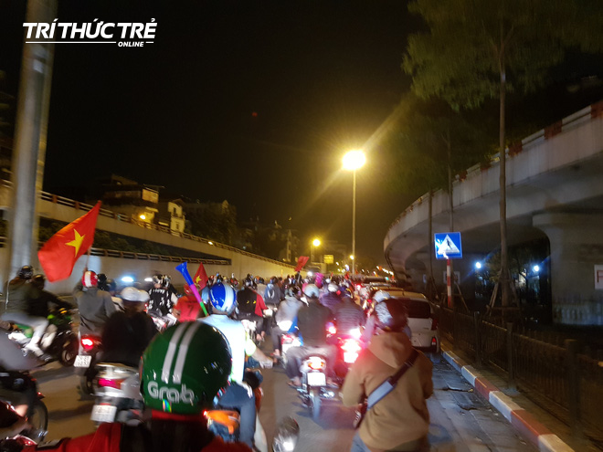 Đang đi bão ăn mừng chiến thắng của ĐT Việt Nam, xe máy của nam thanh niên bốc cháy - Ảnh 5.