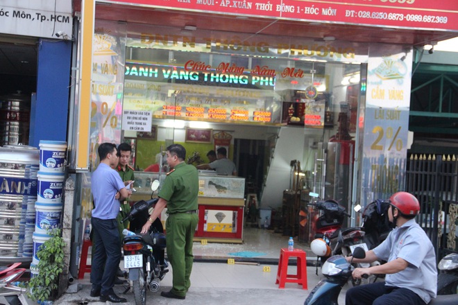 Clip gần 40 giây cảnh thanh niên bịt mặt nổ nhiều phát súng nghi cướp tiệm vàng ở Sài Gòn - Ảnh 2.