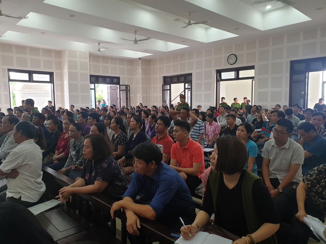 Nguyên đơn vắng mặt tại tòa, hàng trăm khách hàng tức giận căng băng rôn phản ứng - Ảnh 1.