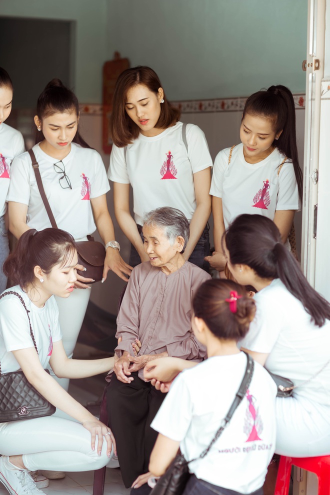 Top 30 Người đẹp Xứ dừa thăm hỏi, tặng quà mẹ Việt Nam anh hùng trước thềm chung kết - Ảnh 6.