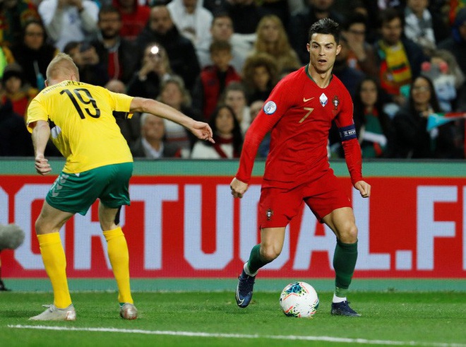  Ronaldo lập hat-trick giúp Bồ Đào Nha đè bẹp Lithuania  - Ảnh 1.