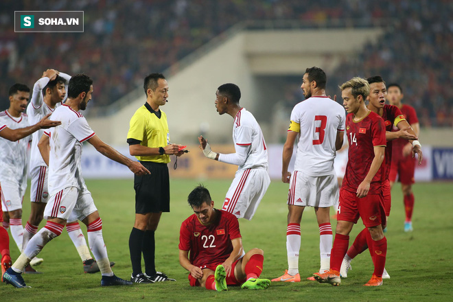 Thẻ đỏ cho UAE hoàn toàn chuẩn xác, nhưng không phải bởi xương phía sau chân giòn hơn... - Ảnh 2.