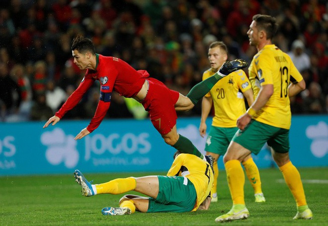  Ronaldo lập hat-trick giúp Bồ Đào Nha đè bẹp Lithuania  - Ảnh 2.