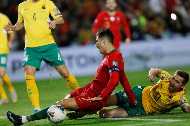  Ronaldo lập hat-trick giúp Bồ Đào Nha đè bẹp Lithuania  - Ảnh 4.