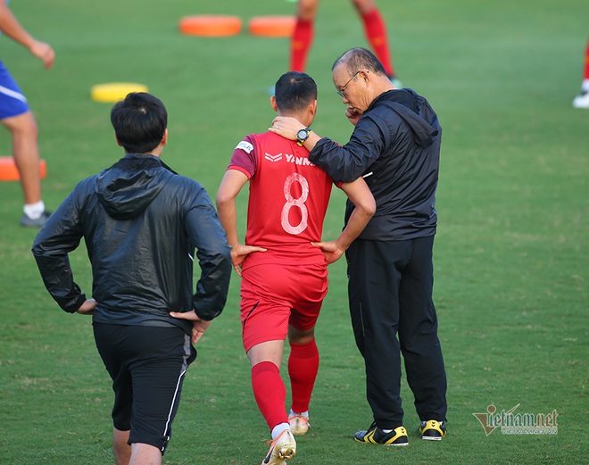 Thầy Park gặp riêng hàng thủ tuyển Việt Nam trước trận đấu Thái Lan - Ảnh 6.
