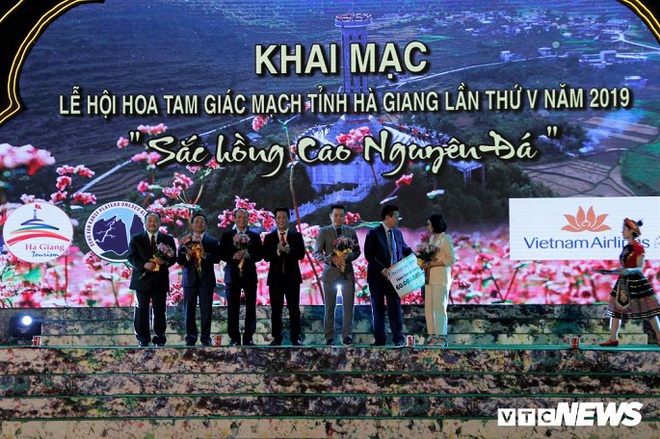 Ảnh: Hàng vạn người dự lễ hội Hoa tam giác mạch ở Hà Giang - Ảnh 4.