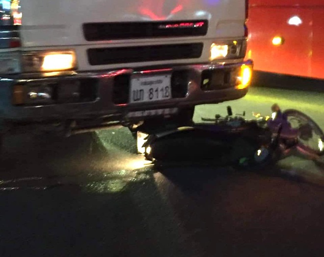 Xe tải biển Lào đâm thẳng vào xe dừng ở ngã tư, 1 phụ nữ chết thảm - Ảnh 2.