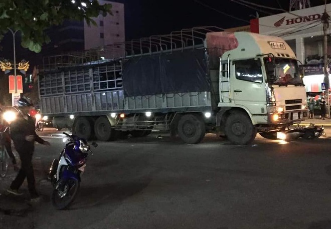 Xe tải biển Lào đâm thẳng vào xe dừng ở ngã tư, 1 phụ nữ chết thảm - Ảnh 1.