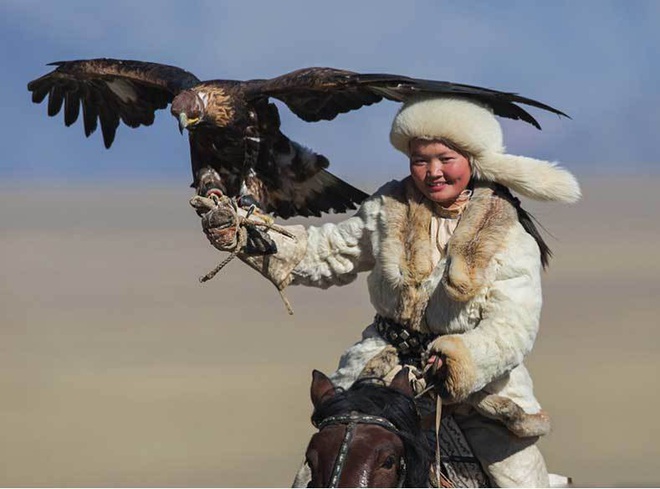 Vẻ đẹp dũng mãnh của các thiếu nữ săn đại bàng Mông Cổ - Ảnh 1.
