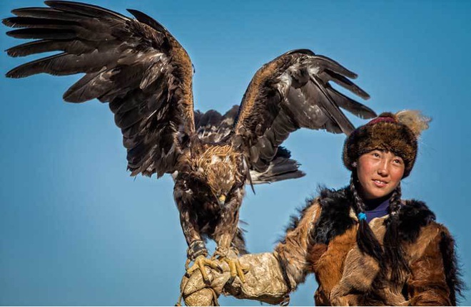 Vẻ đẹp dũng mãnh của các thiếu nữ săn đại bàng Mông Cổ - Ảnh 3.