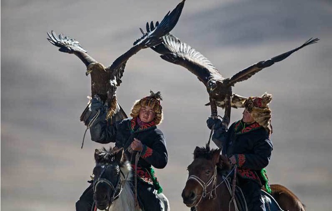 Vẻ đẹp dũng mãnh của các thiếu nữ săn đại bàng Mông Cổ - Ảnh 4.