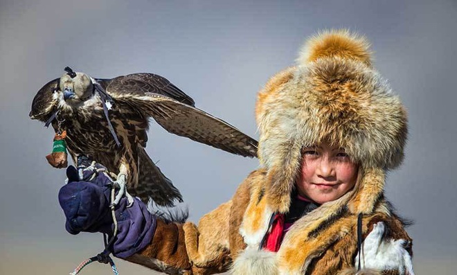 Vẻ đẹp dũng mãnh của các thiếu nữ săn đại bàng Mông Cổ - Ảnh 5.