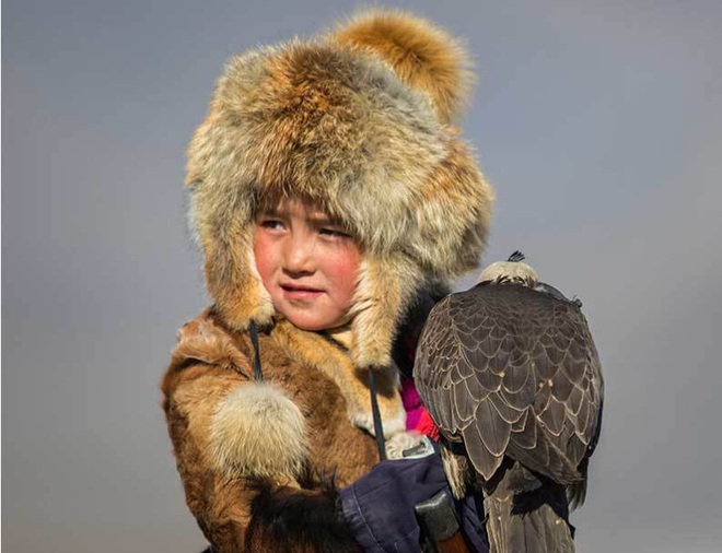 Vẻ đẹp dũng mãnh của các thiếu nữ săn đại bàng Mông Cổ - Ảnh 6.