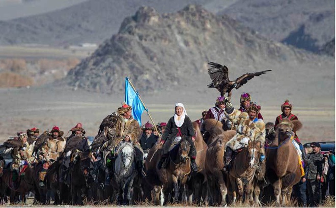 Vẻ đẹp dũng mãnh của các thiếu nữ săn đại bàng Mông Cổ - Ảnh 8.
