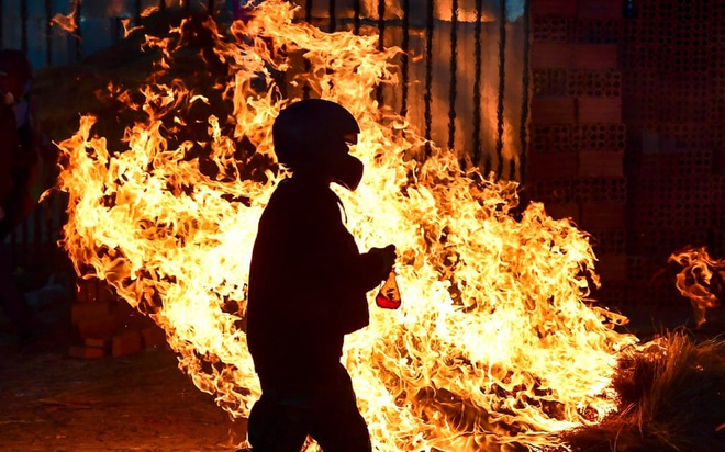 24h qua ảnh: Sinh viên Hong Kong tìm cách trốn ra ngoài qua hệ thống cống - Ảnh 11.