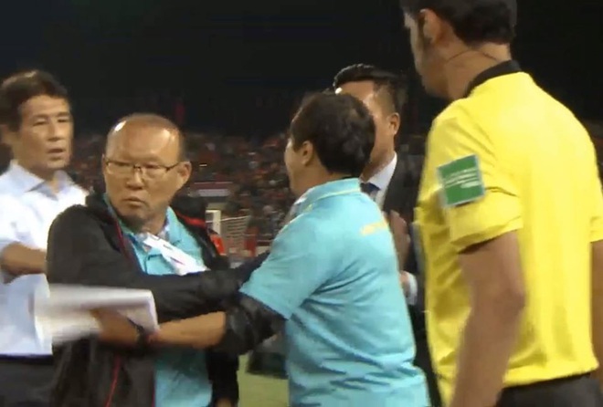 Bị BHL đối thủ cà khịa, thầy Park định lao vào đáp trả khiến HLV Thái Lan vất vả giữ lại - Ảnh 3.
