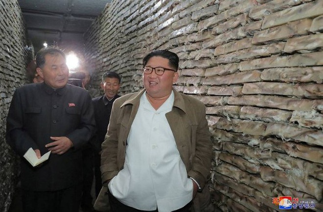 Triều Tiên tung loạt ảnh ông Kim thăm nhà máy cá - Ảnh 2.