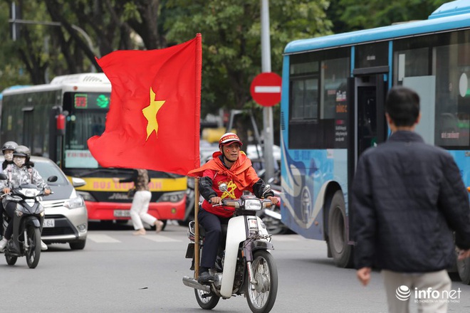 Cổ động viên Việt Nam nhuộm đỏ phố phường Thủ đô trước giờ bóng lăn - Ảnh 1.