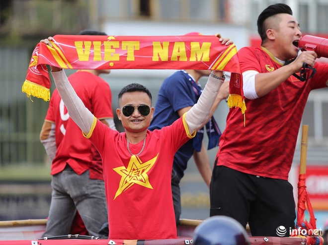 Cổ động viên Việt Nam nhuộm đỏ phố phường Thủ đô trước giờ bóng lăn - Ảnh 7.