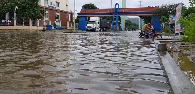 Đà Nẵng mưa to, nhiều tuyến đường chìm trong biển nước - Ảnh 9.