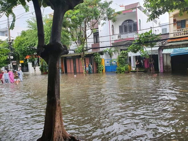 Đà Nẵng mưa to, nhiều tuyến đường chìm trong biển nước - Ảnh 10.