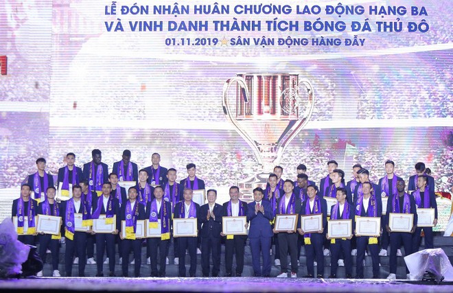 Hà Nội FC dành tặng chức vô địch cho người hâm mộ, đón nhận huân chương lao động hạng Ba - Ảnh 1.