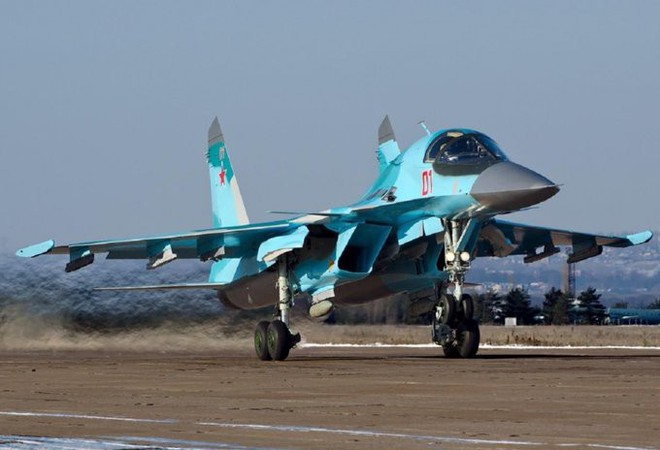 Kinh ngạc khi máy bay ném bom tiền tuyến Su-34... chạy trên đường cao tốc - Ảnh 12.