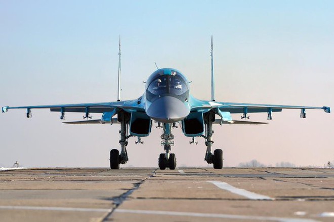 Kinh ngạc khi máy bay ném bom tiền tuyến Su-34... chạy trên đường cao tốc - Ảnh 14.