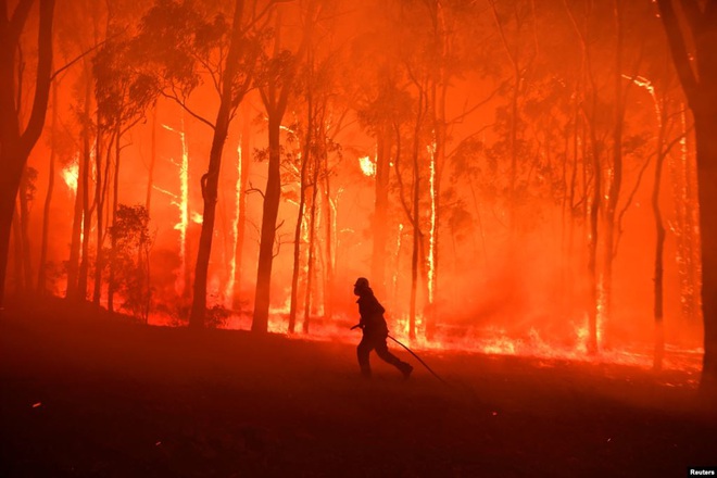 24h qua ảnh: Lính cứu hỏa Australia đối đầu với cháy rừng đỏ rực - Ảnh 3.